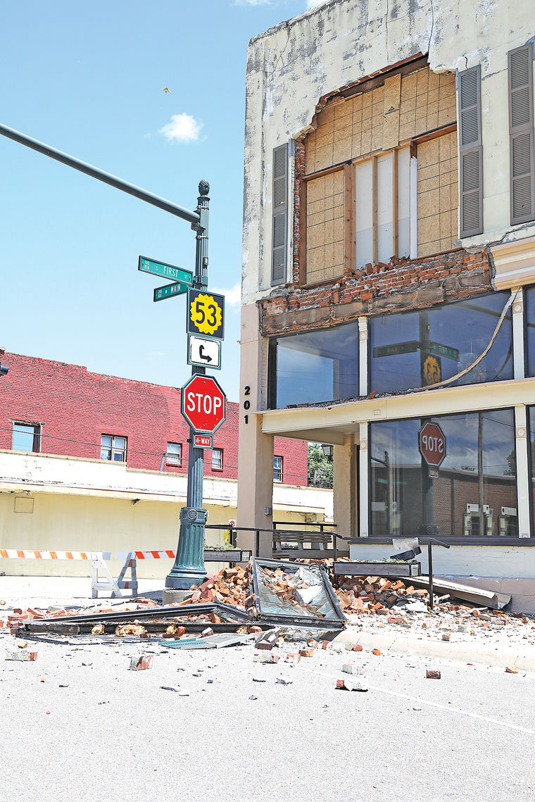 Front of downtown Mulvane building collapses 2
